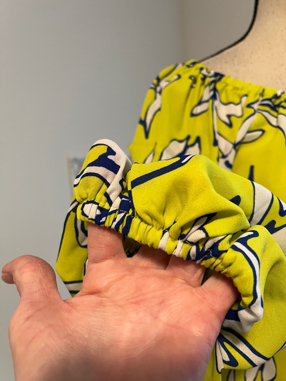 CeCe Floral Blouse. - Picture 6 of 12